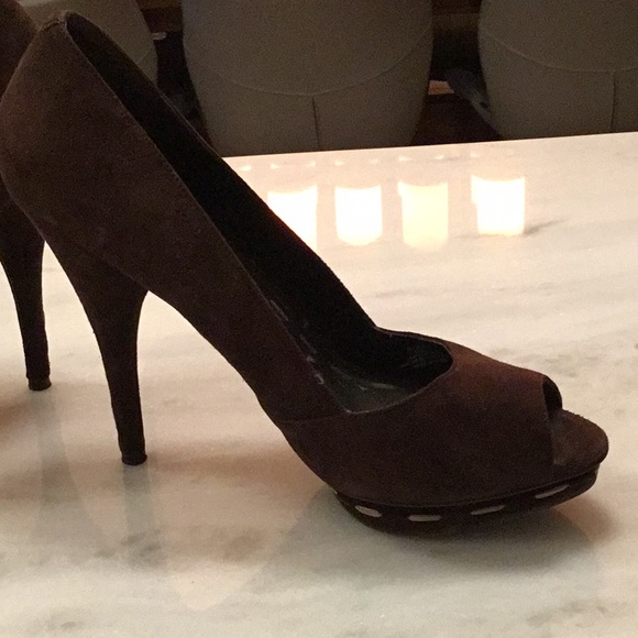 BCBG Generation brown suede platform,peep toe heel with contrast stitching - Picture 4 of 5